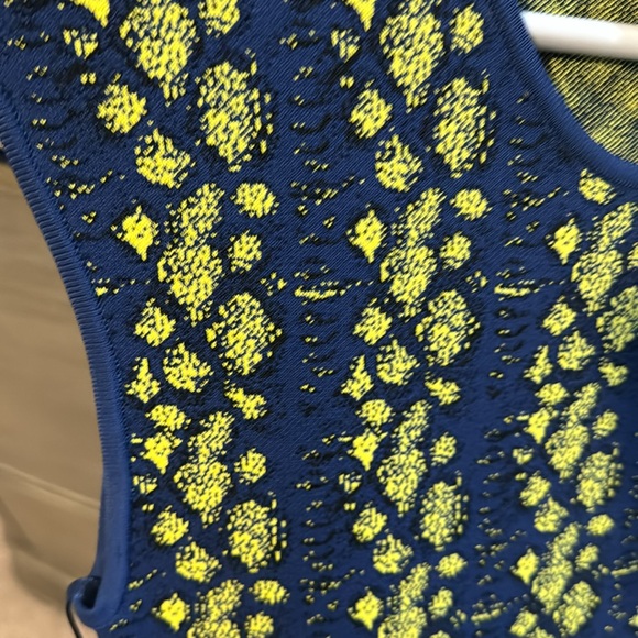 BCBG dress bodycon style. NWT never worn. Blue and yellow pattern - Picture 4 of 4